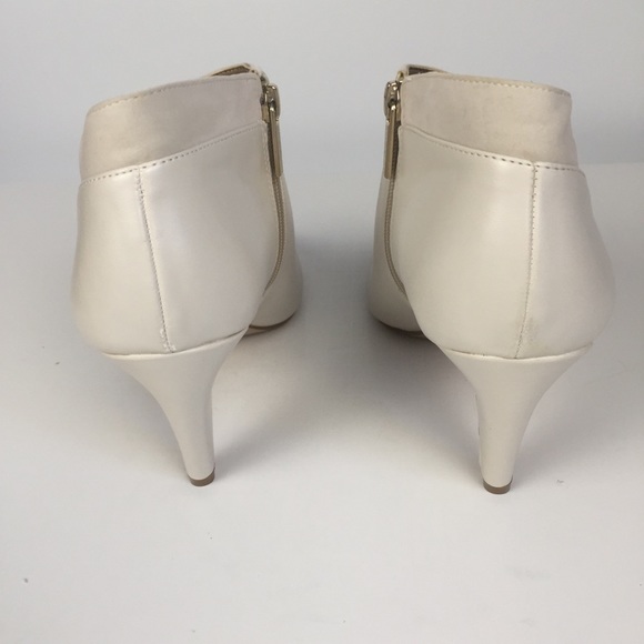 Bandolino ivory open toe boot shoe W/ 3 1/4”heel10 - Picture 3 of 7